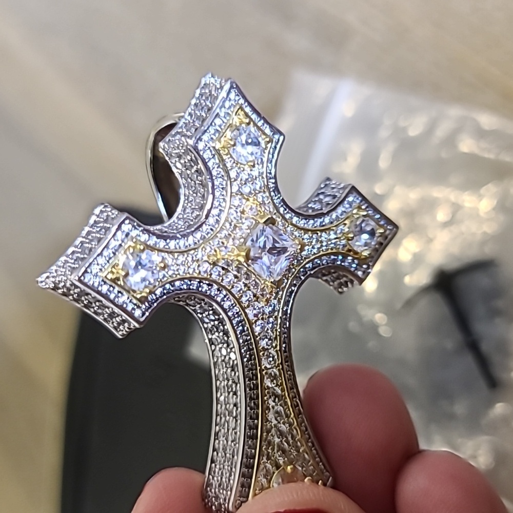 GLD large diamond cross pendant. - Picture 8 of 8